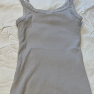 Linne  - Ett lång tagiht (stav) linne från H&M, Det är i storlek Xs men skulle säga att S också funkar. Det är typ jätte ljus lila färg.