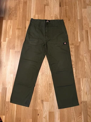 Dickies chinos  - Dickies chinos/workpants köpta på caliroots . Retail: 799kr, nu i skick 8/10 inga flaws endast lite använda. 