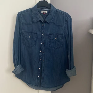 Jeans skjorta Tommy hilfiger  - Jeans skjorta Tommy hilfiger. 