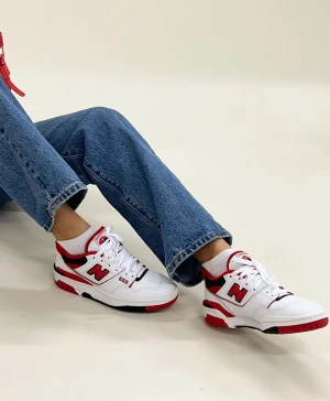 New Balance 550 - Helt nya, oanvända New Balance BB550. Oanvända, kartong, packning, allt medföljer, de är helt oanvända. Köpte dom men kan tyvärr inte skicka tillbaka dom, så jag hoppas de hittar en ny ägare.  Strl: 39,5 