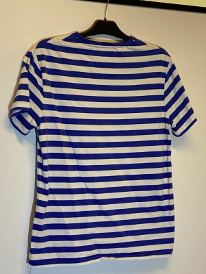 Ralph Lauren T-shirt - Vit blå randig Ralph Lauren t-shirt i super bra skick! Skriv för frågor!
