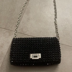 Zara väska 😍 - Säljer denna väskan från zara, aldrig använd, helt i nyskick. Pris kan diskuteras🥰