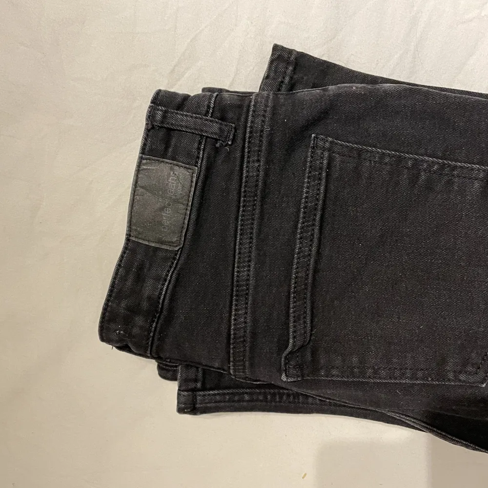 Snygga utsvängda jeans från Gina tricot endast använd 2 gånger, säljer pga att dom är för stora. Stlk 36. 250kr . Jeans & Byxor.