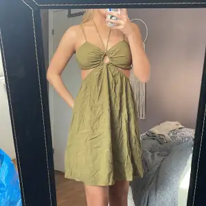 Grön klänning 🫶🏻 hm 🫶🏻 storlek M 🫶🏻 jag är 170