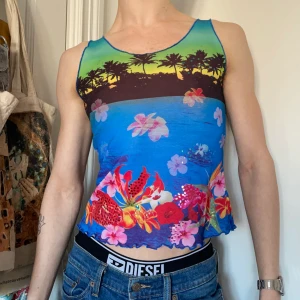 Mesh linne vintage tropisk blå grön svart rosa röd paljetter  - Vintage mesh linne med det härligaste tropiska mönstret av blommor, havet palmer och solnedgången 🌺🏝🐚 Såå tidigt 2000 tal och h2o, speciellt med paljetterna på framsidan!! <3