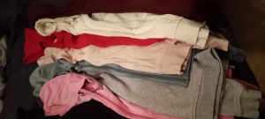 Hoodies - Hoodies i olika färger, storlek och skick. Pris från 40 kr plagget. Grå, svart och brun hoodie är sålda.