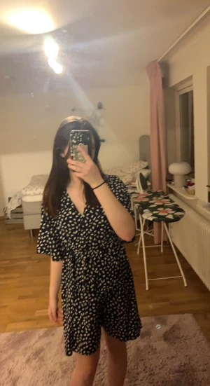 Klänning  - Säljer denna klänning då jag inte använder den så mycket, den är marinblå med vita fläckar. Hör av er om ni har några frågor eller vill ha mer bilder!💙