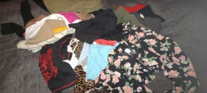 Blandade kläder - Blandat med olika plagg. Massor av toppar, t-shirts mm. Från 20 kr plagget