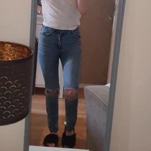 Slitna jeans - Super fina slitna jeans som knappt är använda, står storlek xs men passar även mej med storlek s