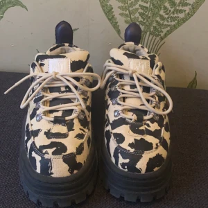 Eytys leopard skor - Dessa skor köptes för ett år sedan, användes påväg hem från butiken och har sedan dess stått och samlat damm i mitt rum. Praktiskt taget oanvända! Storleken är 39 och nypriset tror jag var något över 3000- minns ej exakt. 