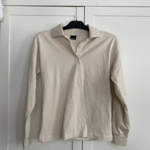 Beige tröja  - Beige tröja  Aldrig använd   Står att det är en Xss, men passar mig som har S.  