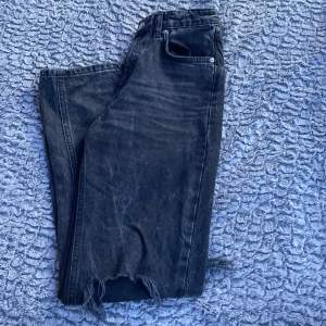 Svarta straight jeans från Gina ❤️original pris: 500kr Säljer: 250. säljer pga dem inte kommer till användning längre. Dem e ganska använda men är i bra skick. Kontakta för fler bilder och frågor. pris går självklart att diskutera  (köparen står för frakt)