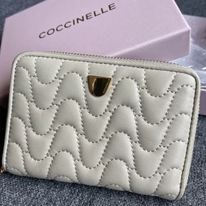 Cocinelle Plånbok  - Cocinelle Plånbok mått 10*14 använd endast vid ett tillfälle. färg skiftar mellan beige grå. frakt spårbart. 