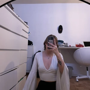 V ringad topp - Crop top, med ”flowiga” ärmar, sitter väldigt fint på, andvänds ej lika mycke som jag tänkt 