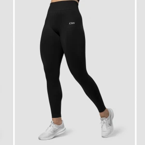 ICIW ”define seamless tights” black - Använda kanske 3 gånger och sedan tvättade en gång efter det, jag tycker inte att de passar min kroppstyp och väljer därför att sälja. Jättebra kvalite, dock ”tvättlappen” bortklippt av mig men de tvättas som vilka andra träningstights som helst!
