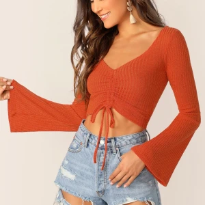 Orange Tröja - Snygg tröja med en härlig färg samt vida armar! Du kan justera banden om du vill ha tröjan mer tight! 