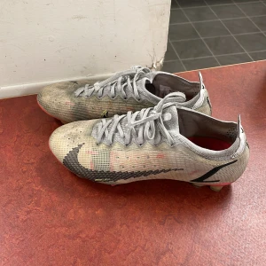 Fotbollsskor  - Säljer mina mercurial fotbollsskor, bra skick lite smutsiga, storlek 40 tar byten, 