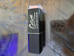 Lip-shine🌞 - Här har jag ett Nytt läppglans från Glam🌞 aldrig ens öppnad 🌞 Se bild för färg ☺️ pris 10 kr plus frakt 16 kr🌞 Endast vanlig Swish då jag har för frankerade postpåsar hemma 🌞 vid frågor kontakta mig 🌞 Anki 