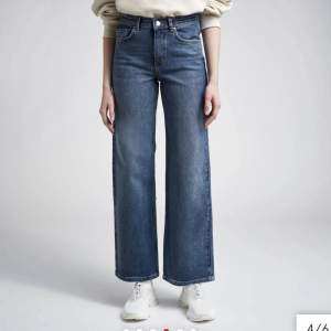 Så sköna jeans från Carin Wester i modellen ”Brooke”. Använda ett fåtal gånger så fortfarande i nyskick! För storleksreferens kolla min profil 🤍💙🖤
