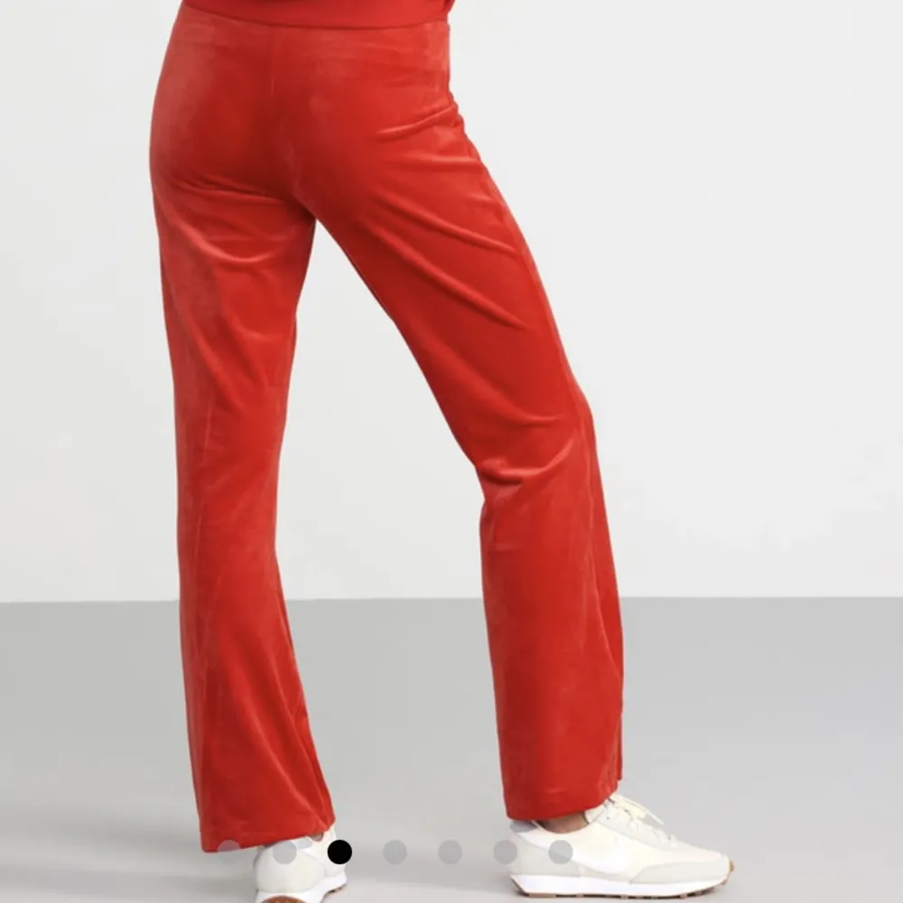 Säljer dessa röda fantastiskt fina byxor till någon som kommer få användning för de. De kommer aldrig till användning . Jeans & Byxor.