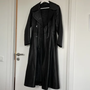 Vintage läder trenchcoat  - Vintage läder trenchcoat tillverkad i Sverige. Saknar dessvärre en knapp längst ner. 