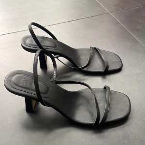 Svarta klackar  - Säljer dessa as snygga klackar från H&M som är köpta i sommar🤩 säljer pga att de är förstora, endast använda en gång.   Strlk är 40 men skulle säga att de passar 41-42 