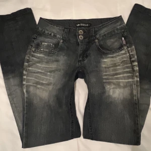 Lågmidjade jeans - Unika bootcut jeans från LAB. Andvända ca 4 gånger o är i väldigt bra skick. 