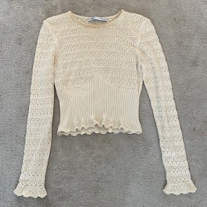Zara tröja/blus - Säljer denna zara tröjan. Använd 1 gång och är i väldigt fint skick! Har lite smink på sig men det går lätt bort. Skriv vid instresse :) 