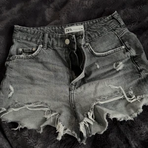 Jeans shorts - Ett par super fina jeans shorts från zara i storlek 36. Original pris ligger på 299 om jag inte minns fel