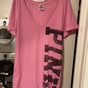Tshirt ”Pink”stl M Fr Victorias Secret - Längre T-shirt ”Pink” fr Victorias Secret, stl M, rak modell, fint skick (trycket ska vara melerat)  Samfraktar, kolla in mina andra annonser! :) 