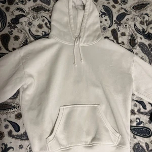 Vit hoodie - Säljer nu min vita hoodie från Bikbok då den inte kommer till användning. Fint skick!