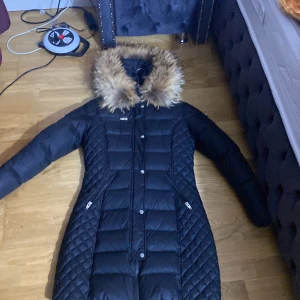 Rockandbluejacka - Detta är en äkta rockandblue jacka med äkta päls. Storlek 38 och använd ett få antal gånger och är en damjacka.💕 