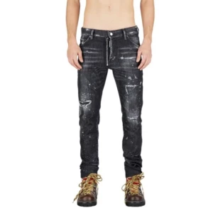 ÄKTA Dsquared2  - Äkta dsquared2 byxor köpta från miinto storlek 48 och har aldrig använt dom då dom är små på mig. Säljer dessa äkta dsquared2 byxor för 3000, nypris 7490kr.   Kan även fraktas då köparen står för frakten. 