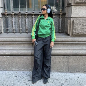 Adidas kofta - Jättefin adidas kofta som sedd på pinterest🌸Köpt secondhand med oanvänd så bra skick !!! 