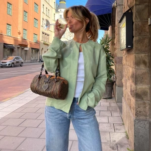 Djerf Avenue dream cardigan pistaschio  - Säljer denna fantastiska pistasch-gröna koftan från djerf avenue. Köpt här på plick, Säljer då den inte kommer till användning. Strl M.