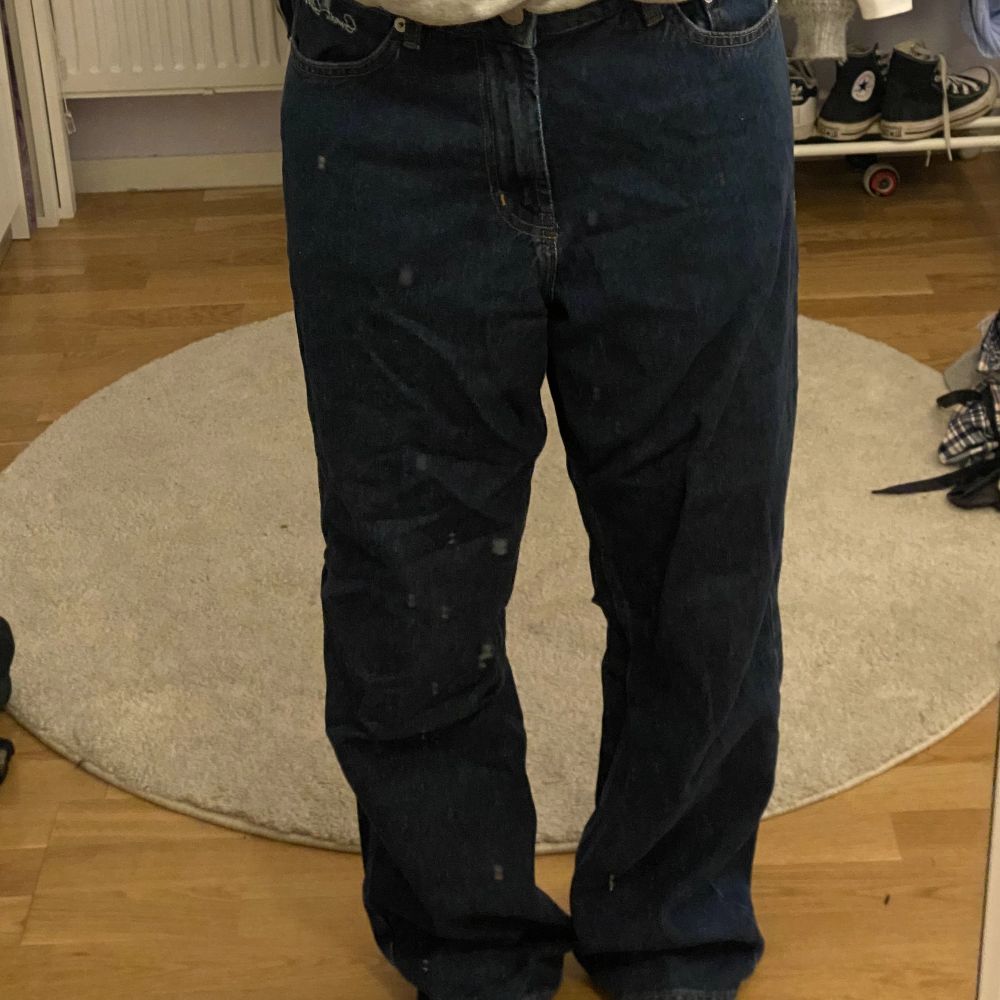Säljer dessa sweet skbts jeans från junkyard i storlek xs/s. Skulle säga att det är storlek M då de är ganska stora på mig som vanligtvis har S. Lite slitna längst nere men det är ingenting man märker💙. Jeans & Byxor.