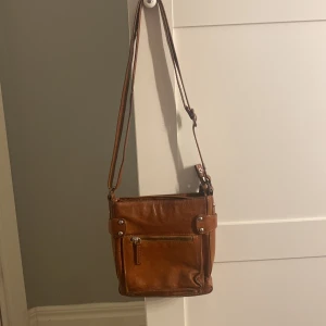 Väska  - Här säljer jag en fin modern väska!💕fin till alla färger. Man kan göra större och mindre