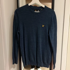 Snygg tröja från Lyle & Scott - Snygg blå tröja från Lyle & Scott i bra skick