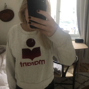 Isabel marant tröja  - Säljer min isabel marant tröja pga har tröttnat lite. Liten defekt på trycket , se bild ovan men annars jättefint skick❤️Hör av er för mer info❤️
