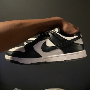 Nike dunk low pandas - Helt nya Panda dunks, säljer för att dom har blivit för små. Har inget kvitto men dom är jättebra .