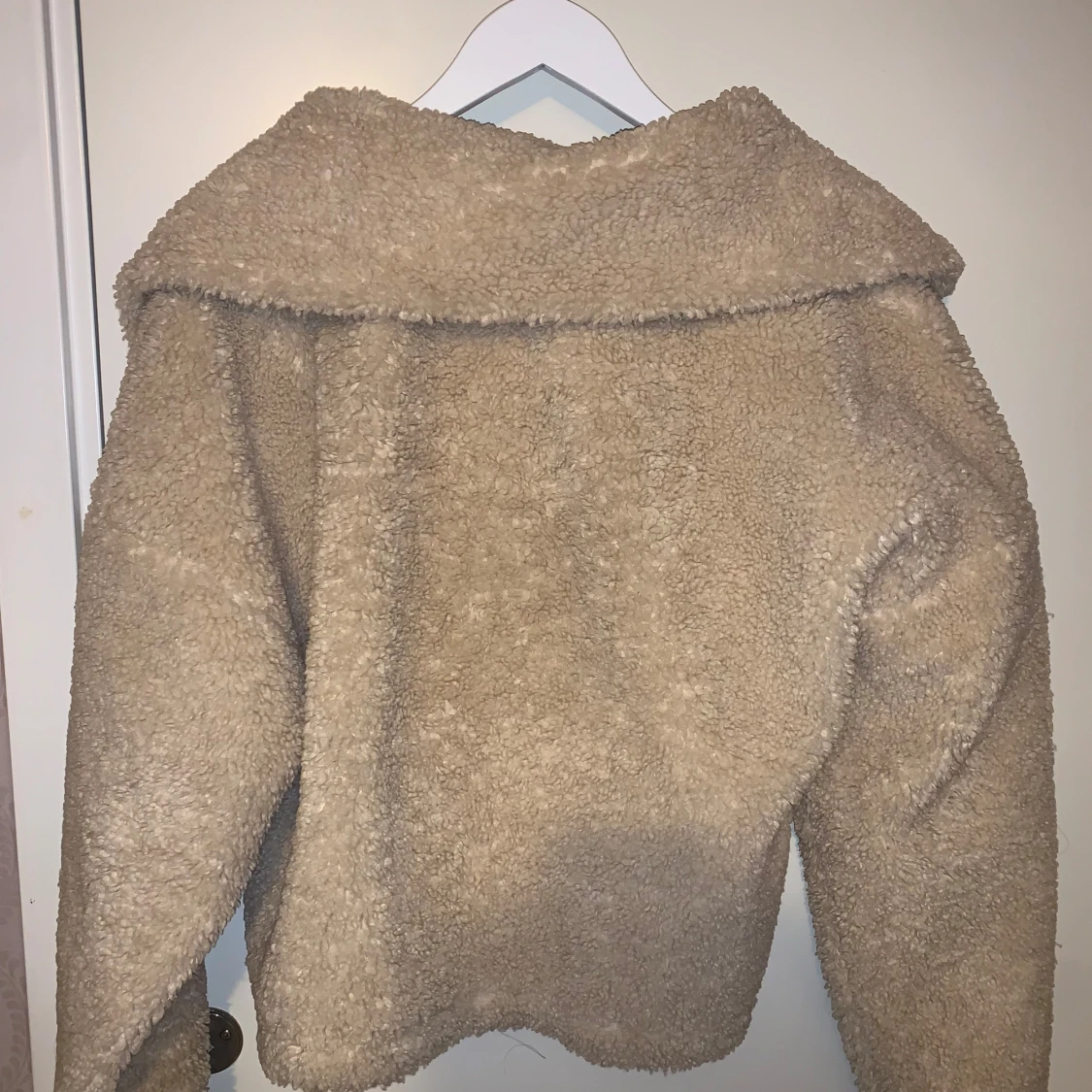 Beige teddyjacka från Gina Tricot - 90