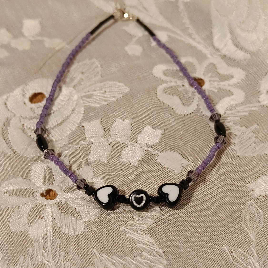 Lila pärlhalsband med hjärtan - 90