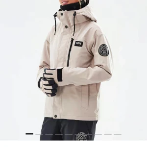 Skidjacka - Beige skidjacka från Dope. Använd en skidvecka, säljer då den är lite förstor, väldigt bra skick, inga deffekter. Vattentät med luftfickor. Modell: Blizzard W full zip. Nypris:2000