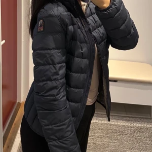 Parajumpers dunjacka  - Säljer en snygg och välbevarad (äkta) Parajumpers dunjacka i storlek S. Den är i ett fint skick utan några skador eller fläckar, och passar perfekt för höst och vinter. Modellen är lätt och varm.  Kan skickas eller hämtas i Uppsala. Priset går att diskutera! 