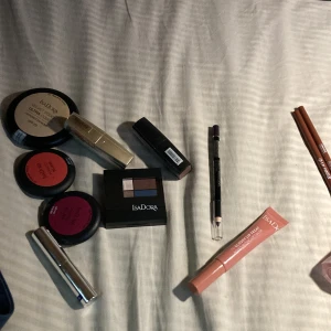 Oöppnad smink från Ida Dora - Ögon skugga, kajal, lip treat, 2 blush, 2 läppstift. De säljs separat men kan kombineras om ni vill det, kontakta vid fler frågor ❤️
