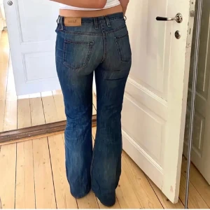 Acne Jeans - Jag säljer mina absoluta favoritjeans de då blivit för små för mig. Från Acne, köpta på Plick. De första tre bilderna är förra ägarens bilder, de sista två är mina bilder. Jag har 36cm rakt över midjan och är 163cm lång. Storlek 29/32, men jag har sytt om de så att de passar mig. Pris kan diskuteras!