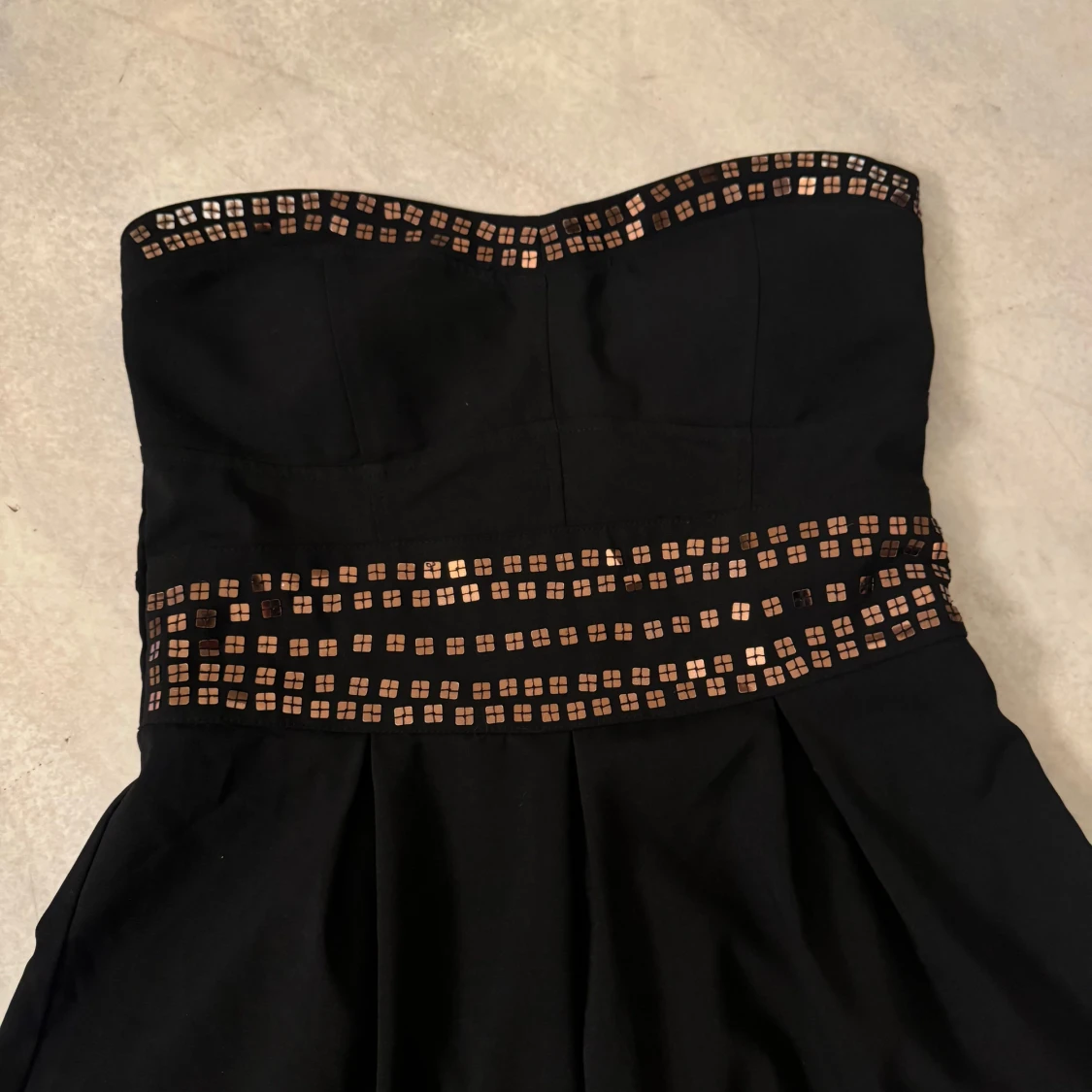 Svart axelbandslös klänning med detaljer - 91