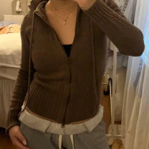 H&M Stickad zip up - Säljer denna uuursnygga koftan ifrån H&M den är i 80% lambswool och i bra skick! Den sitter nära intill kroppen😇💓 S/M