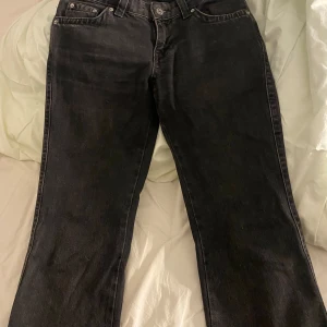 Svarta bootcut jeans - Snygga svarta bootcut jeans från Perfect Pants. De har en låg midja och klassisk femficksdesign med knappar på bakfickorna. Använda ett fåtal gånger, passar en perfekt i längden ifall man är mellan 166-168
