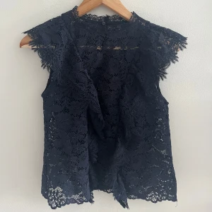 Spets topp - As snygg mörkblå spets topp. Köpt på Zara förra året och finns inte att köpa på hemsidan. Använd fåtal gånger och i mycket bra skick, inga defekter. Storlek XS. Bara att skriva om frågor eller fler bilder. Priset kan diskuteras!!!💗